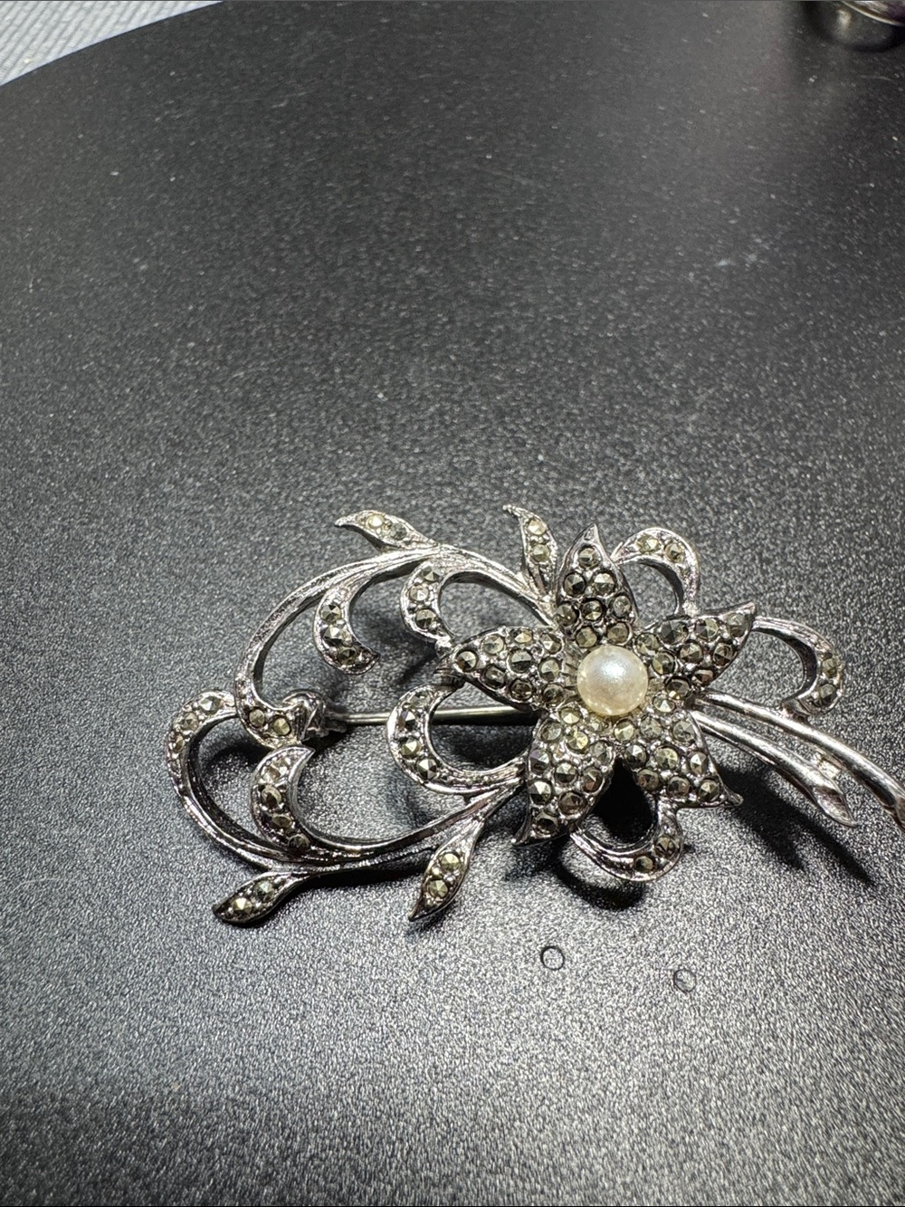 VTG Source Unknown Silver-Tone Floral Brooch with Pearl Center